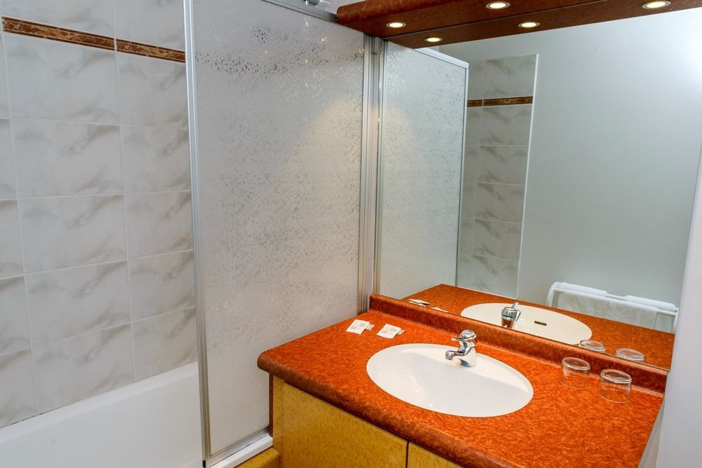Logis Hotel Restaurant La Tour De Ciron Carmaux エクステリア 写真